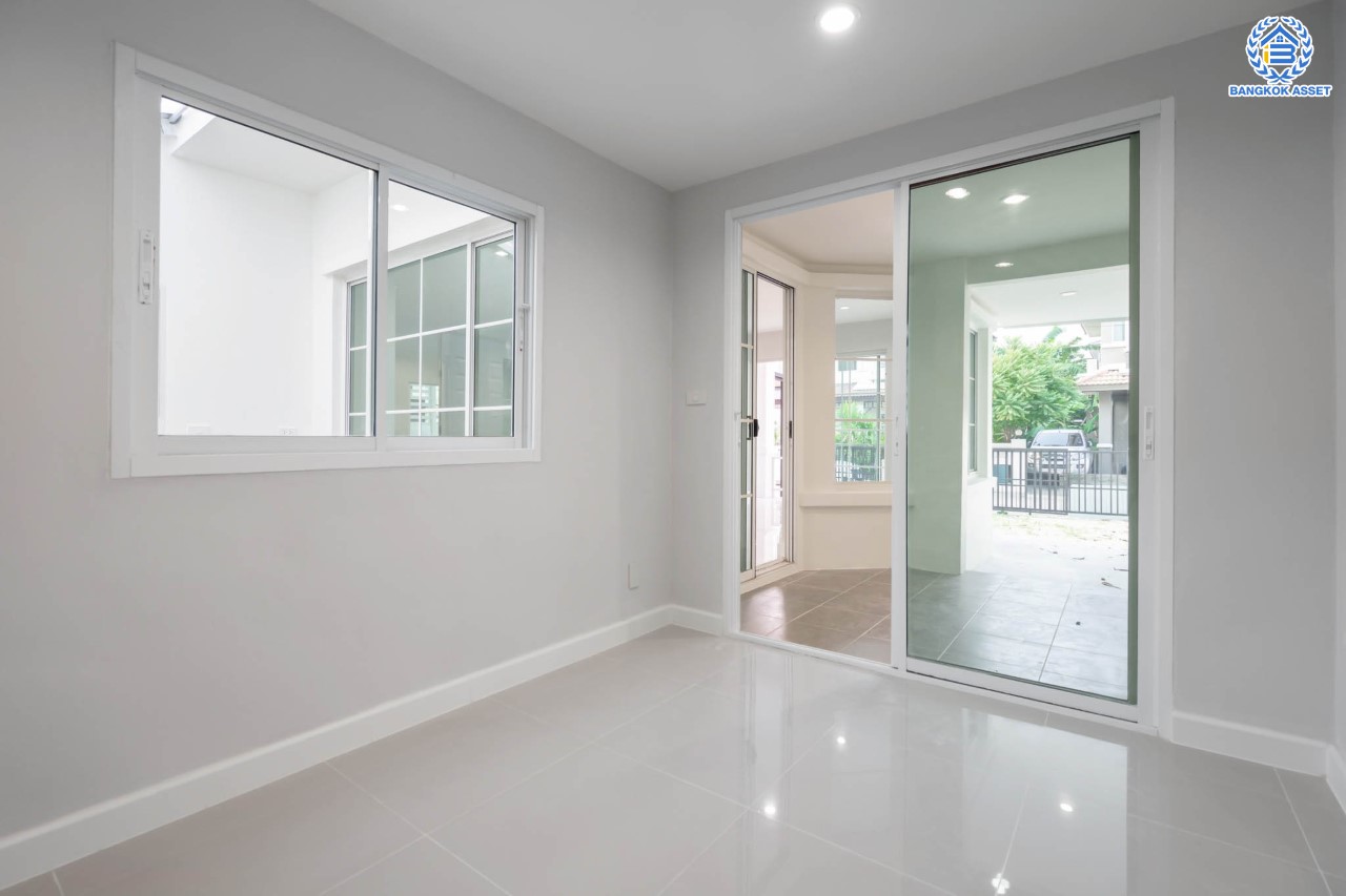 บ้านมือสองตกแต่งใหม่ แบรนด์ LH ม.ชลลดา บางใหญ่-เซ็นทรัลเวสต์เกต หลังใหญ่ เนื้อที่ 52.5 ตร.ว. ฟังก์ชัน 5 ห้องนอน (มีห้องนอนชั้นล่าง 2 ห้อง) 2 ห้องน้ำ 2 ที่จอดรถ Facilities ครบครัน บนทำเลเดินทางสะดวก เชื่อมต่อถ.กาญจนาภิเษก และเพียง 10 นาทีถึงรถไฟฟ้า "สถานีคลองบางไผ่"